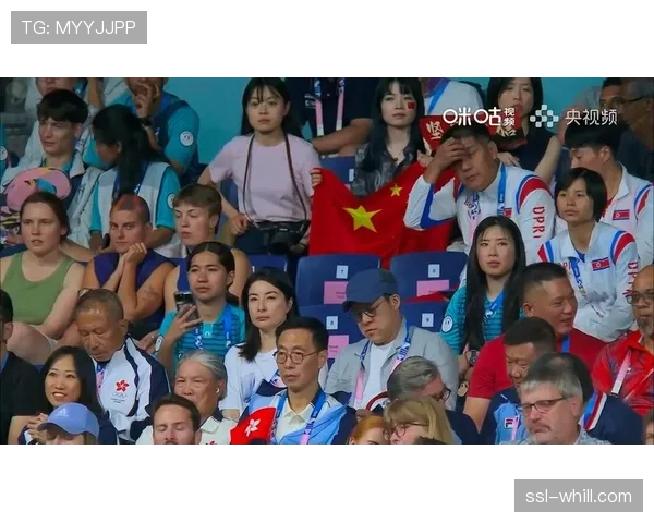 比赛用球被踢上看台，小球童快速递上新球获全场掌声