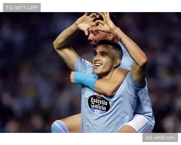 暖心一幕：塞尔塔球员帮助场边受伤的球童接受紧急治疗